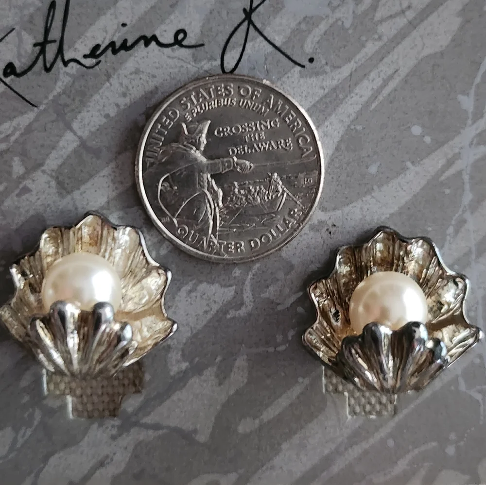 VTG Clip Pearl/Seashell Silver Tone
